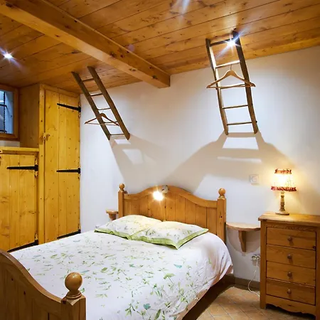 Semesterbostad Maison De Pierre *